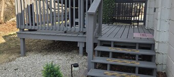 Creekside Cottage. Great deck! Private! 