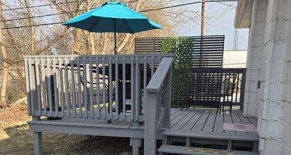 Creekside Cottage. Great deck! Private!