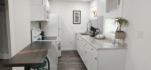 Creekside Cottage. Weekly/ Monthly Discounts. Wifi. Private. Great deck!