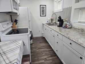 Jääkaappi, mikroaaltouuni, uuni, liesi