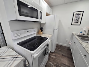 Fridge, microwave, oven, stovetop - Creekside Cottage. Weekly/ Monthly Discounts. Wifi. Private. Great deck! (Mount Vernon)