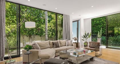 WEST HOLLYWOOD MODERN OASIS - Walk to dining & shopping. Gated. Private. Clean.