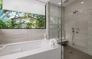 Combined shower/tub, towels, soap, shampoo - WEST HOLLYWOOD MODERN OASIS - Walk to dining & shopping. Gated. Private. Clean. (Los Angeles)