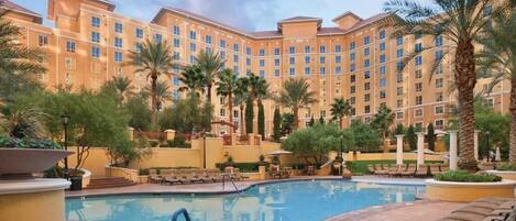 Een buitenzwembad en een verwarmd zwembad