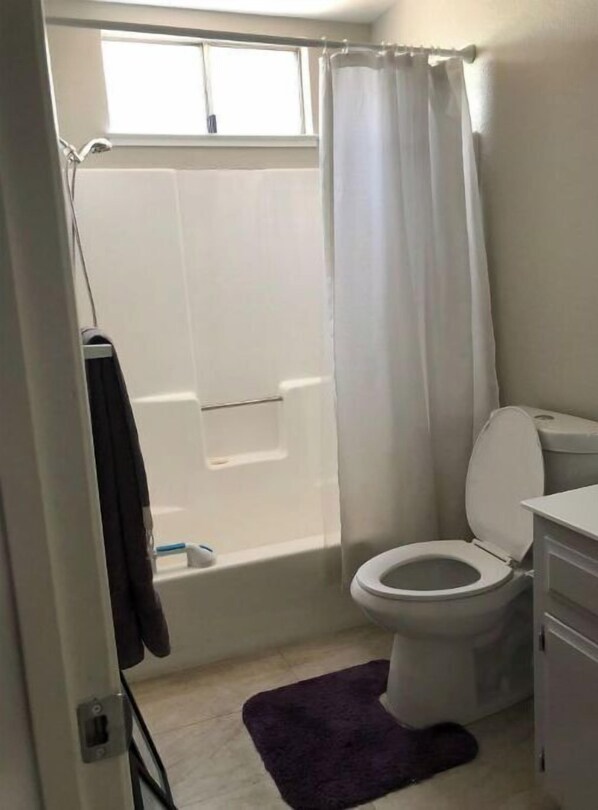 Ensemble douche/baignoire, serviettes fournies, savon, papier toilette