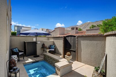 Blocks from downtown PALM SPRINGS! Close to the Casino, trails and night life!