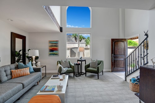 Blocks from downtown PALM SPRINGS! Close to the Casino, trails and  night life! 