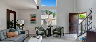 Blocks from downtown PALM SPRINGS! Close to the Casino, trails and  night life! 