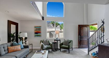 Blocks from downtown PALM SPRINGS! Close to the Casino, trails and night life!