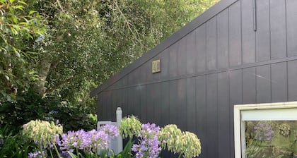Wood Pigeon Cottage- Pet friendly 2kms from Hauraki Rail Trail-Free Breakfast