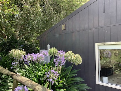 Wood Pigeon Cottage- Pet friendly 2kms from Hauraki Rail Trail-Free Breakfast