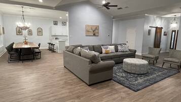 TV connectée, cheminée, baby-foot, table de tennis de table