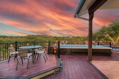 GORGEOUS 10 ACRE HILL COUNTRY ESTATE HOT TUB+GAME ROOM mins to Lake Travis