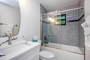 Douche, sĂšche-cheveux, serviettes fournies