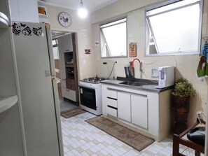 Geladeira, micro-ondas, cooktop, talheres/pratos/utensílios de cozinha