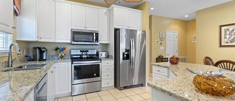 Køleskab, mikrobølgeovn, ovn, kogeplade