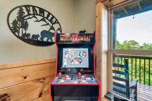 Games room - 🌅Family Retreat⛰Breathtaking Views⭐️Hot Tub , Karaoke🎤Games🎱🏓 (Sevierville)