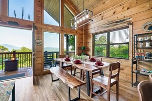 Dining - 🌅Family Retreat⛰Breathtaking Views⭐️Hot Tub , Karaoke🎤Games🎱🏓 (Sevierville)