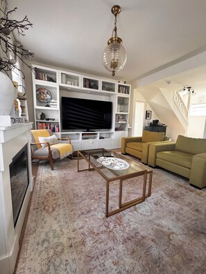 Smart TV, chimenea y libros 