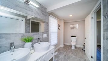 Combined shower/bathtub, hair dryer, towels, soap