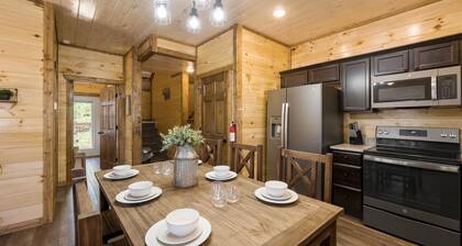 Dog Friendly, 3-Decks, Indoor Pool, Hot Tub, Arcade Game,1.5mi to Pkwy