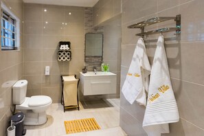 Combined shower/bathtub, hair dryer, towels, shampoo