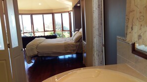 5 bedrooms, desk, iron/ironing board, free WiFi - Beachfront Beauty (Tura Beach)