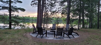 Northwoods cozy 3BR/2BA lakefront cabin on ATV/UTV trail