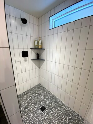 Badewanne, Haartrockner, Handtücher, Seife