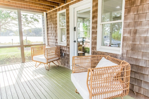 Entry Porch great for a morning coffee!