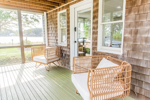 Oceanfront Modern Cape, 15 min to Newport!!!