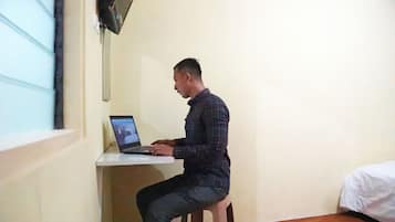 标准双人房 | 办公桌、免费 WiFi、床单