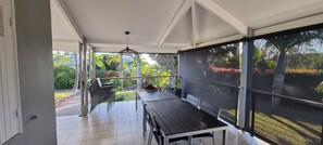 Outdoor dining - House for 9 people (Saint-Leu)