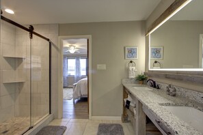 Combined shower/bathtub, towels, soap, shampoo - MILLION DOLLAR VIEW OF LAKE HAMILTON, HOT SPRINGS AR (Hot Springs)