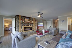 Smart TV, fireplace - MILLION DOLLAR VIEW OF LAKE HAMILTON, HOT SPRINGS AR (Hot Springs)