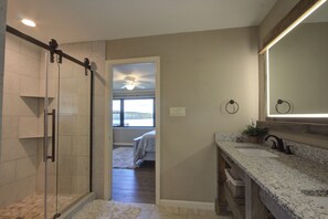 Combined shower/tub, towels, soap, shampoo