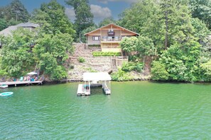 A lakeside cabin with a dock and a covered seating area. - Million Dollar View Of Lake Hamilton, Hot Springs (Hot Springs)