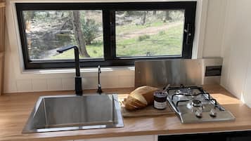 Geladeira, micro-ondas, cooktop, cafeteira/chaleira