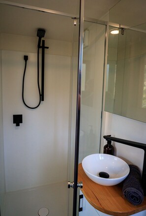 Douche, serviettes fournies, savon, shampoing