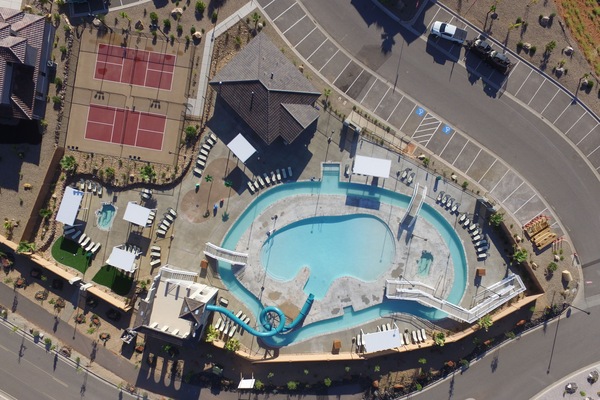 Una piscina al aire libre, una piscina climatizada