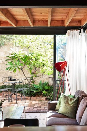 This townhouse is a 2 bedroom(s), 1 bathrooms, located in Fremantle, WA.