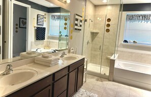 Ensemble douche/baignoire, serviettes fournies, savon, papier toilette