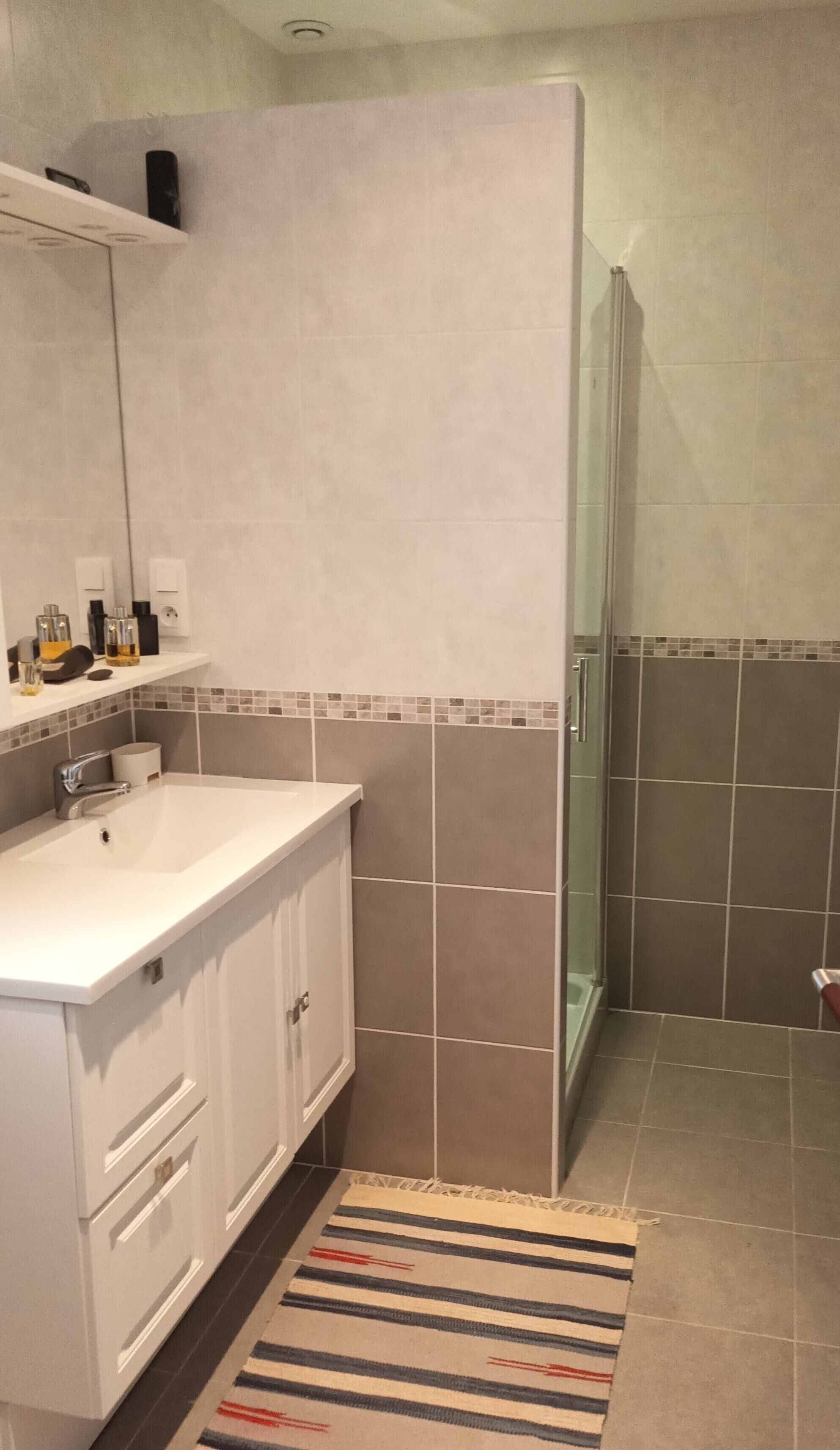 Douche, sèche-cheveux, serviettes fournies, savon