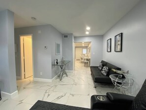 Una televisión, una oficina