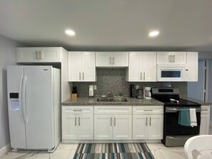 Frigorífico, microondas, horno y placa de cocina