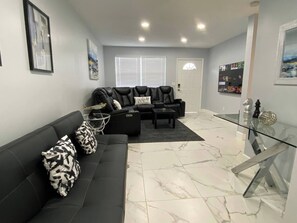 Una televisión, una oficina