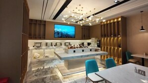 Lobby-lounge