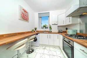 Køleskab, mikrobølgeovn, ovn, kogeplade