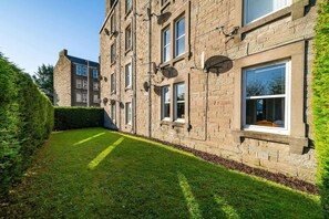 Property grounds - Cleppie Apartment - live like a Dundee local (Dundee)