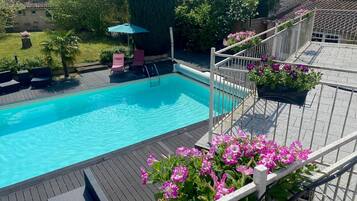 Una piscina al aire libre, una piscina climatizada